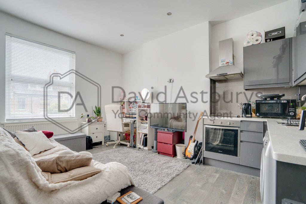Flat Devonport Road in Greater London