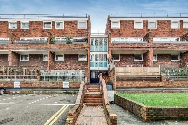Flat Ollerton Green in Greater London
