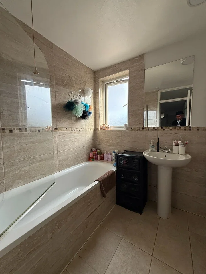 Flat Ollerton Green in Greater London