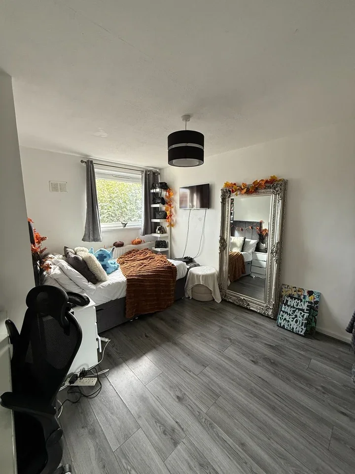 Flat Ollerton Green in Greater London