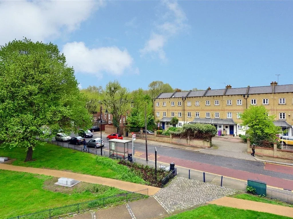 Flat Ollerton Green in Greater London