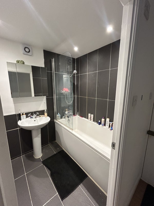 Room Bramlands Close in Greater London