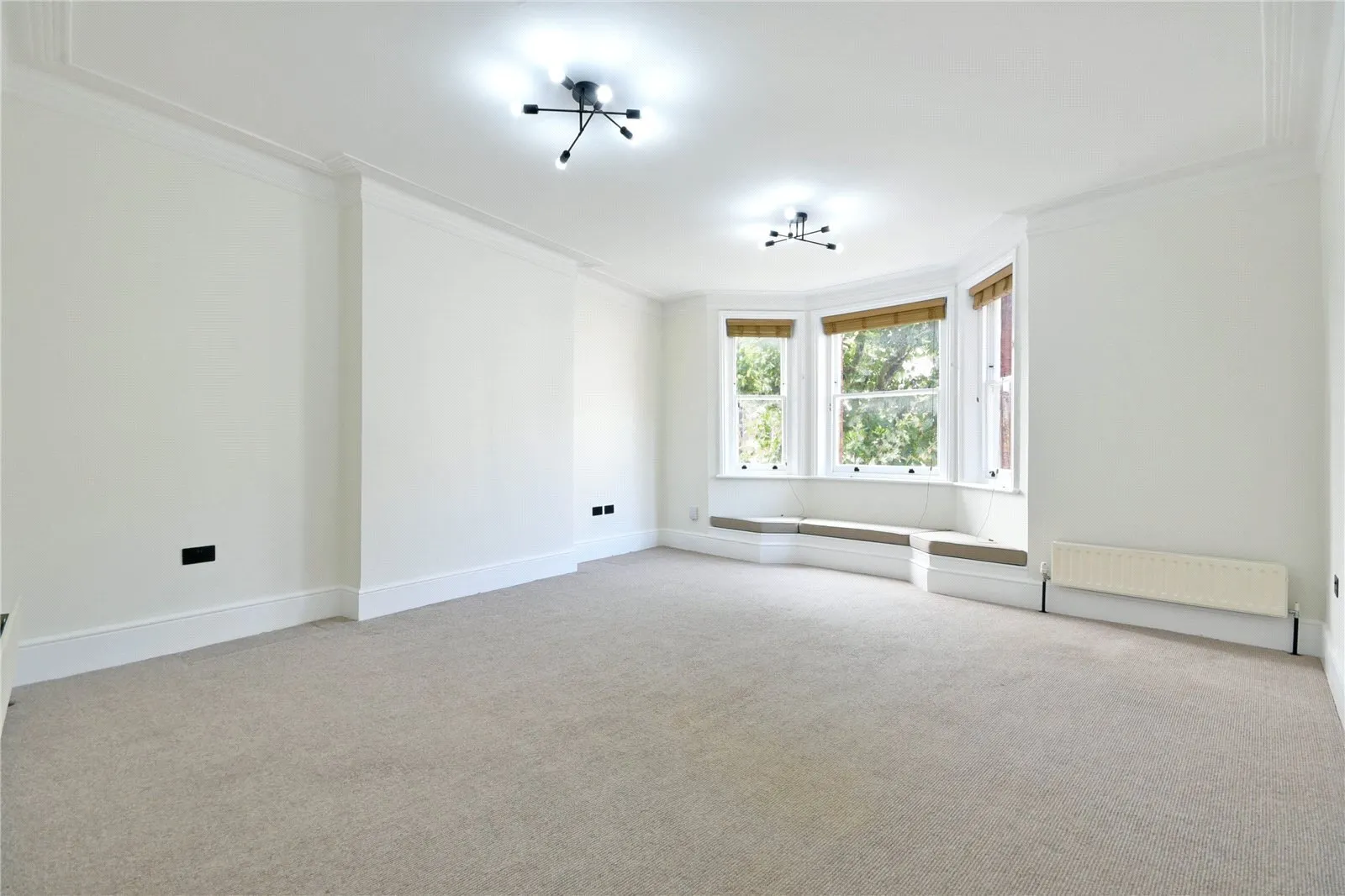 Flat Lyncroft Gardens in Greater London