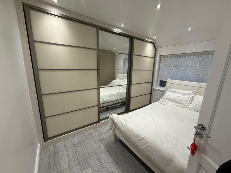 Room Meadfield Road in Slough