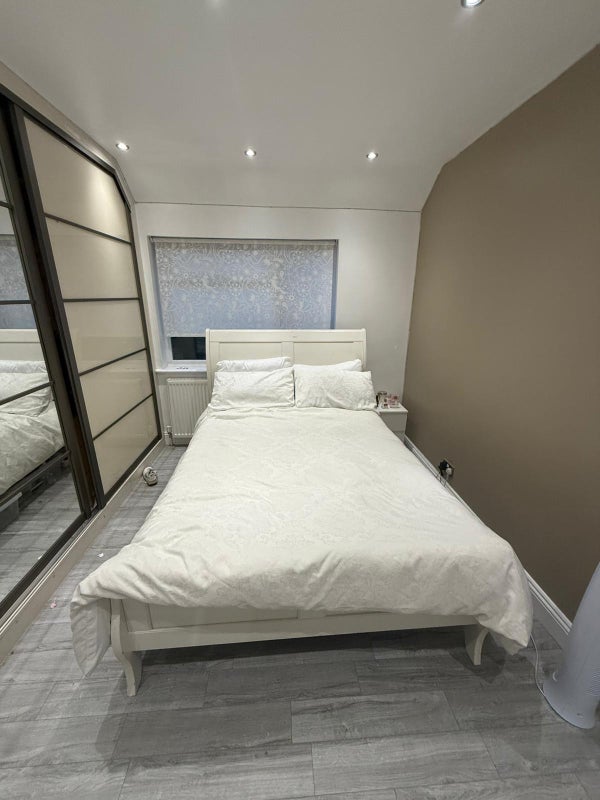 Room Meadfield Road in Slough