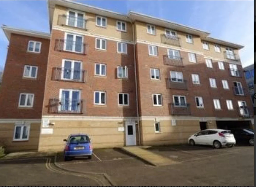 Flat Farnborough Road in Rushmoor