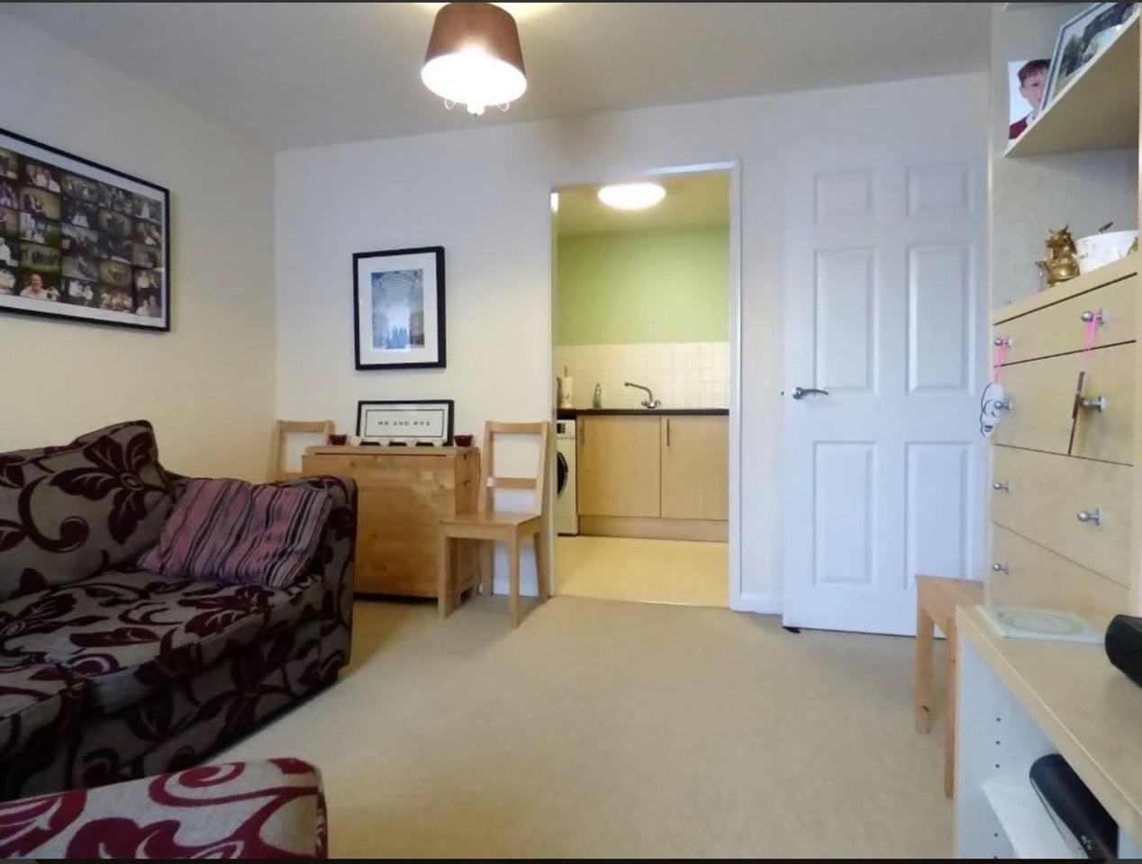 Flat Farnborough Road in Rushmoor