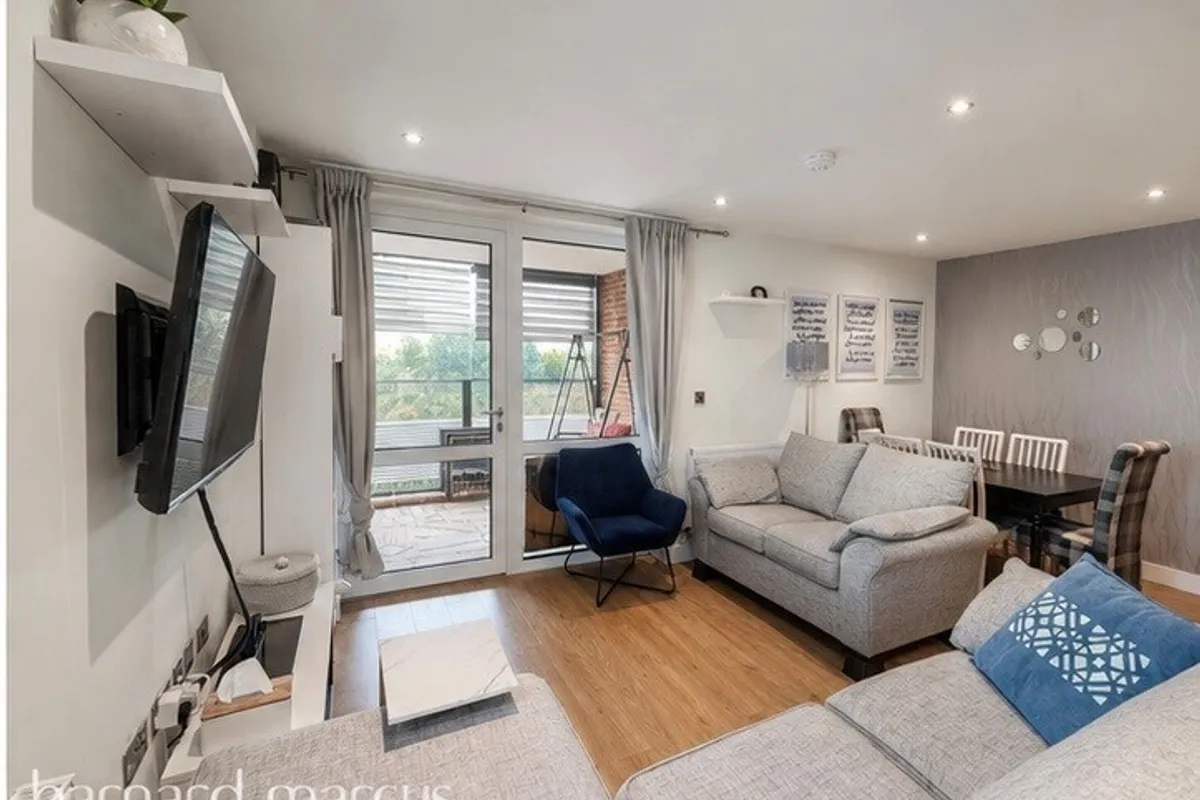 Flat Staines Road in Greater London