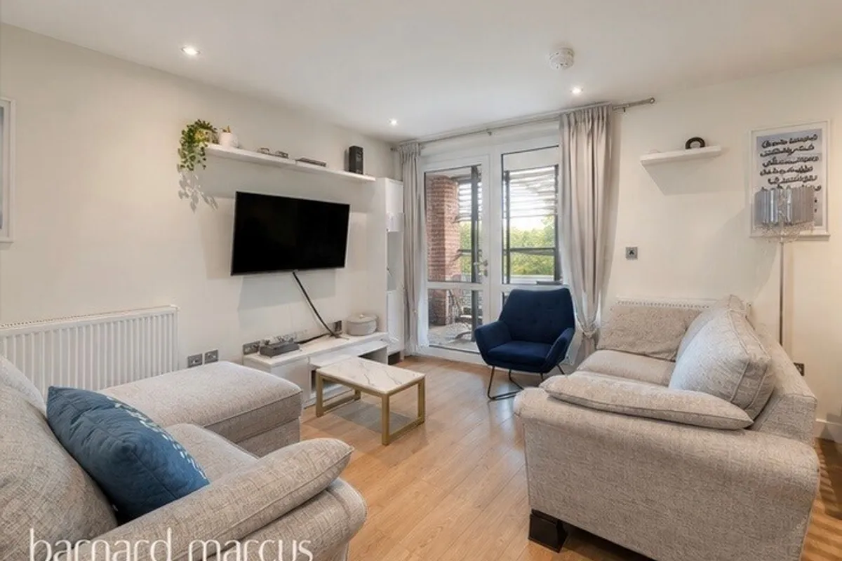 Flat Staines Road in Greater London