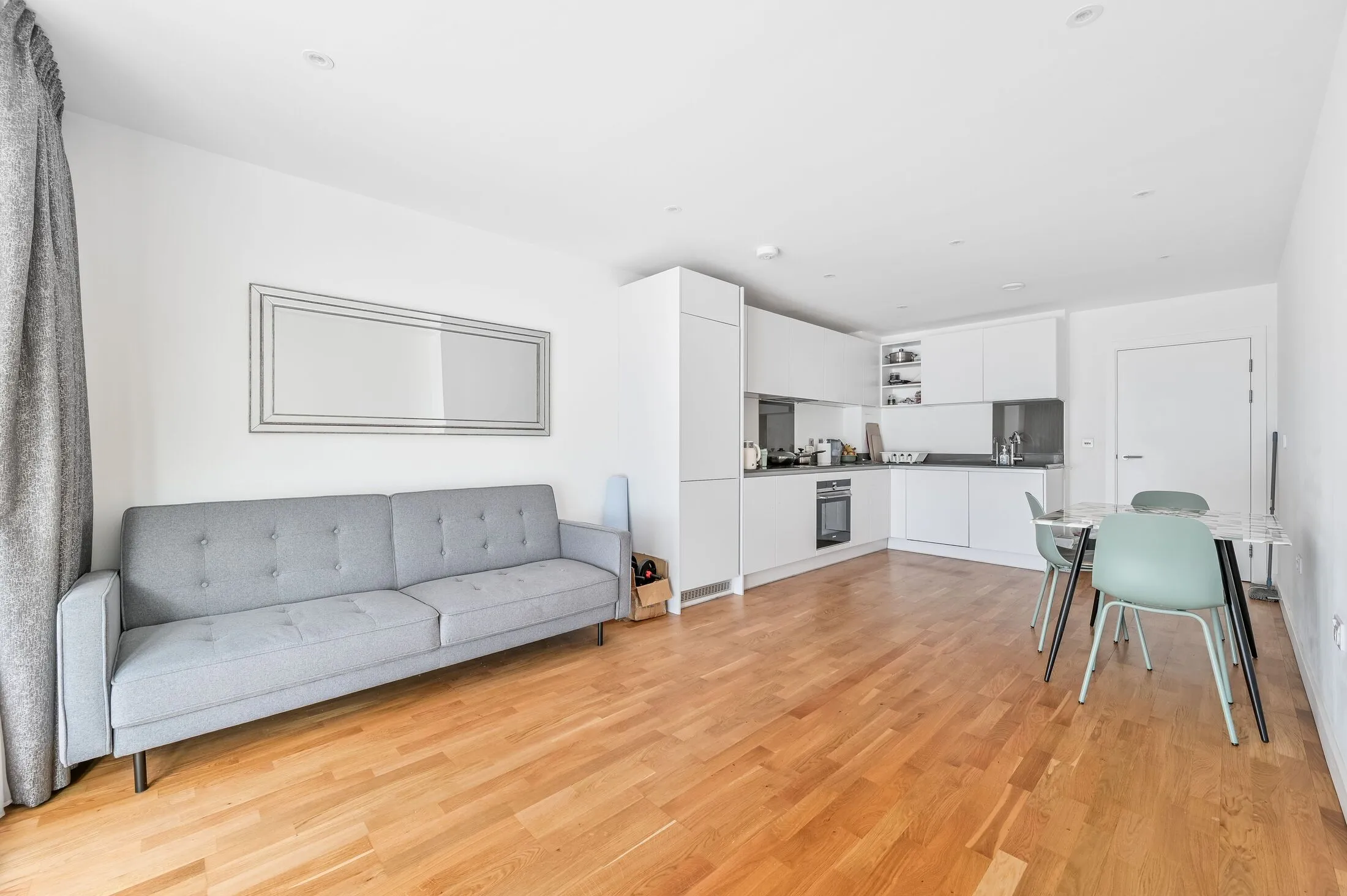 Flat Hawthorne Crescent in Greater London