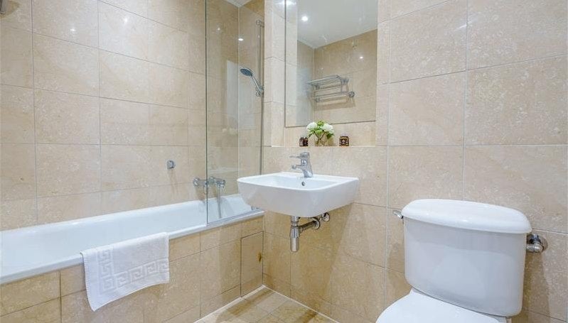 Flat Westferry Circus in Greater London