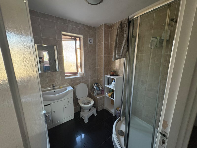 Room Willow Tree Close in Greater London