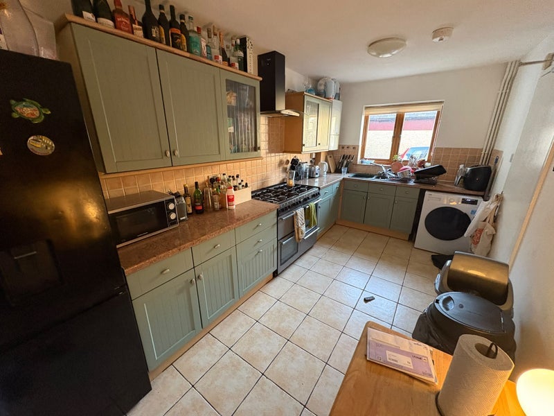 Room Willow Tree Close in Greater London