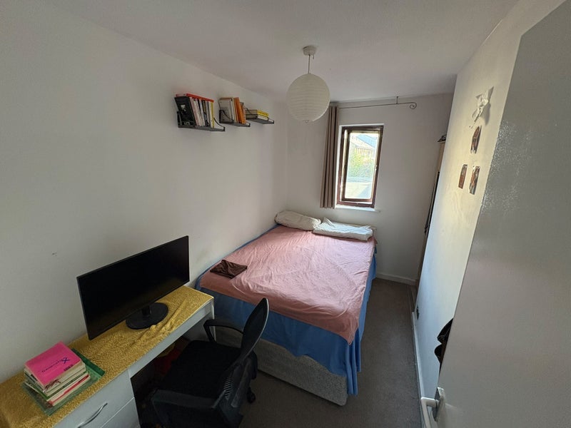 Room Willow Tree Close in Greater London