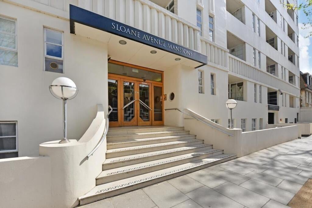 Flat Sloane Avenue in Greater London