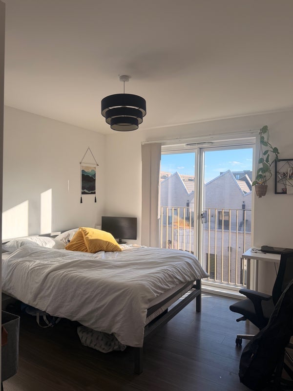 Room Peloton Avenue in Greater London