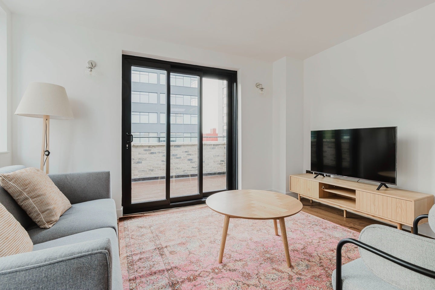 Flat Henriques Street in Greater London