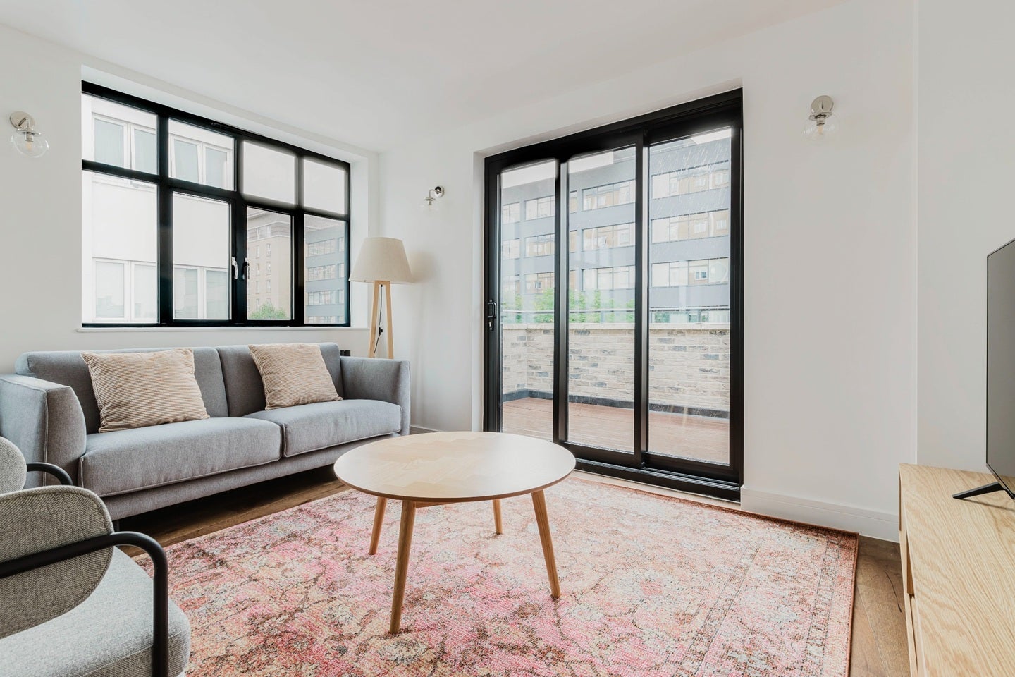 Flat Henriques Street in Greater London