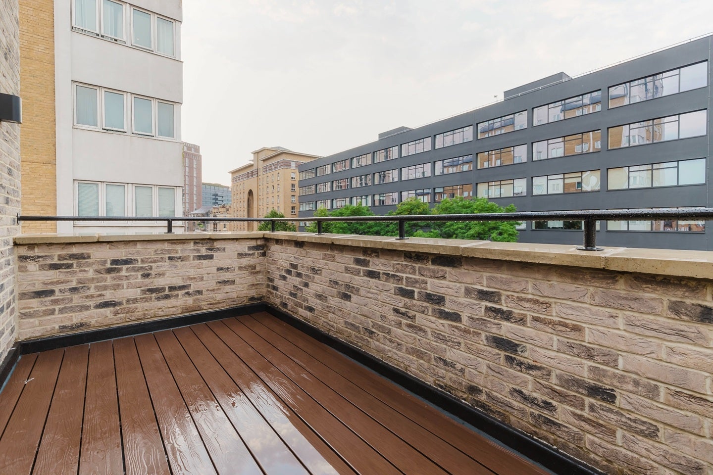 Flat Henriques Street in Greater London