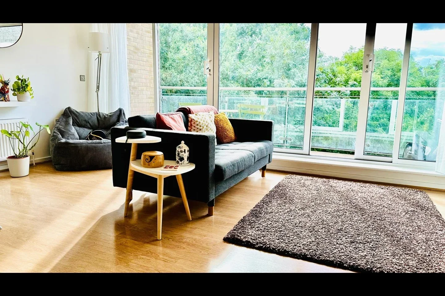 Flat Goldsmiths' Row in Greater London