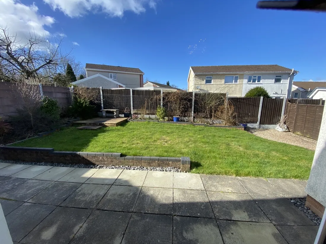 House Lliw Valley Close in Gowerton