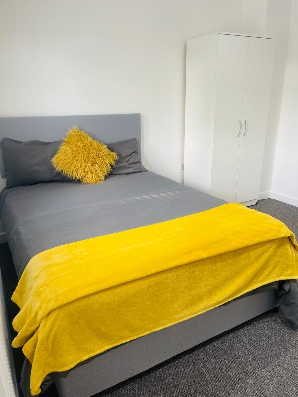 Room Springwell Road in Greater London