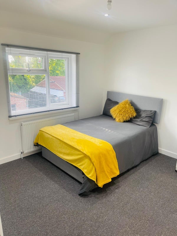 Room Springwell Road in Greater London