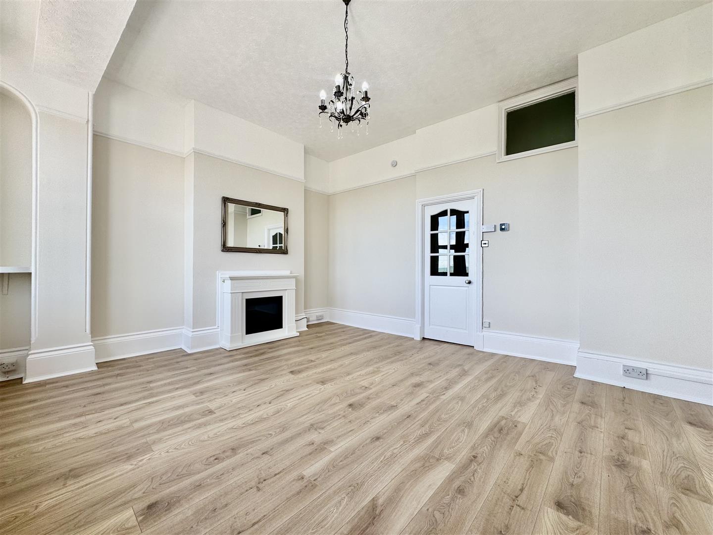 Flat West Parade in Rother