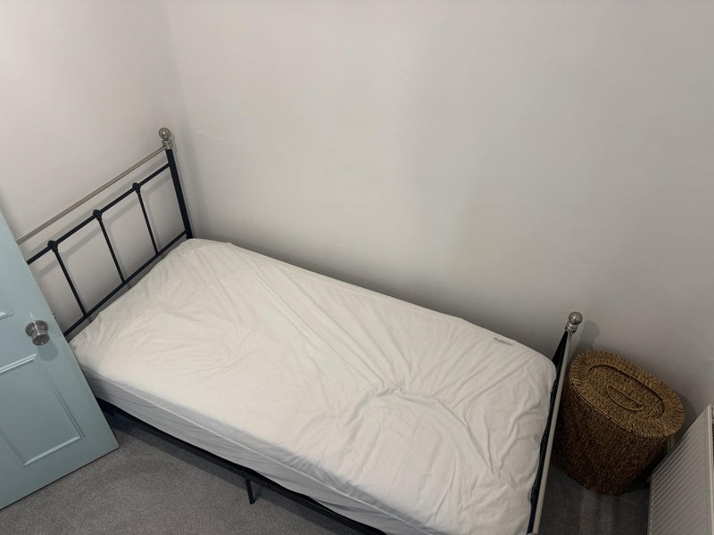 Room Leigh Road in Greater London