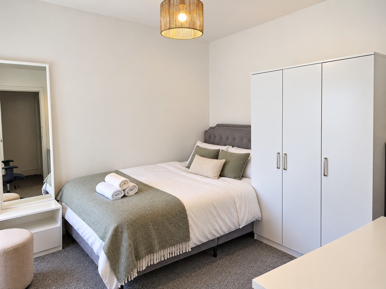 Room Bowerman Road in Chadwell St Mary