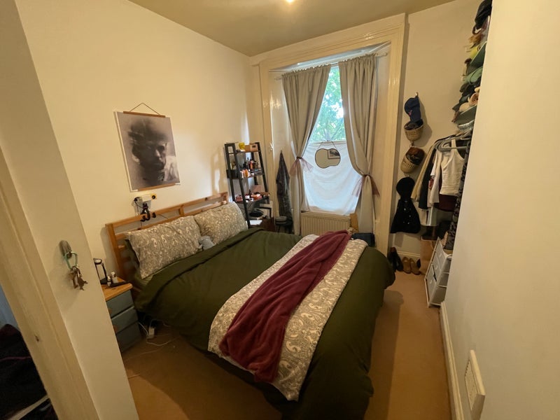 Room Manor Road in Greater London