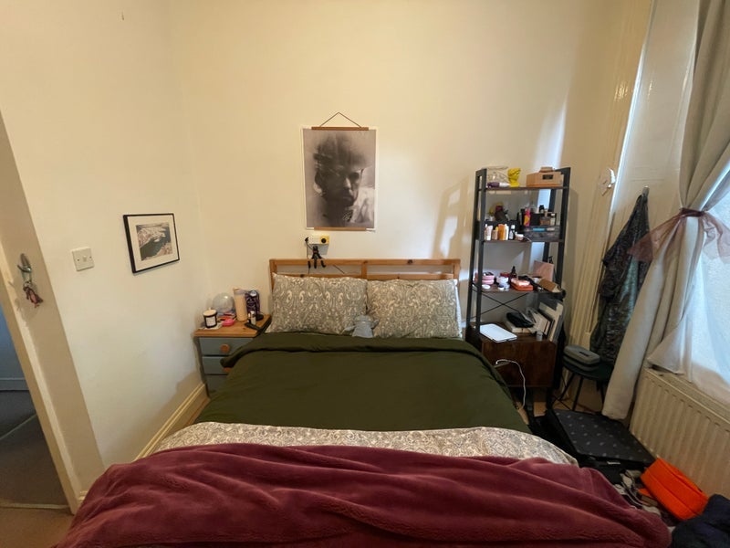Room Manor Road in Greater London
