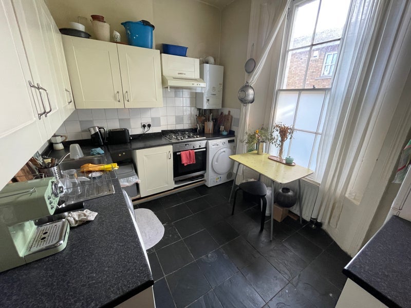 Room Manor Road in Greater London