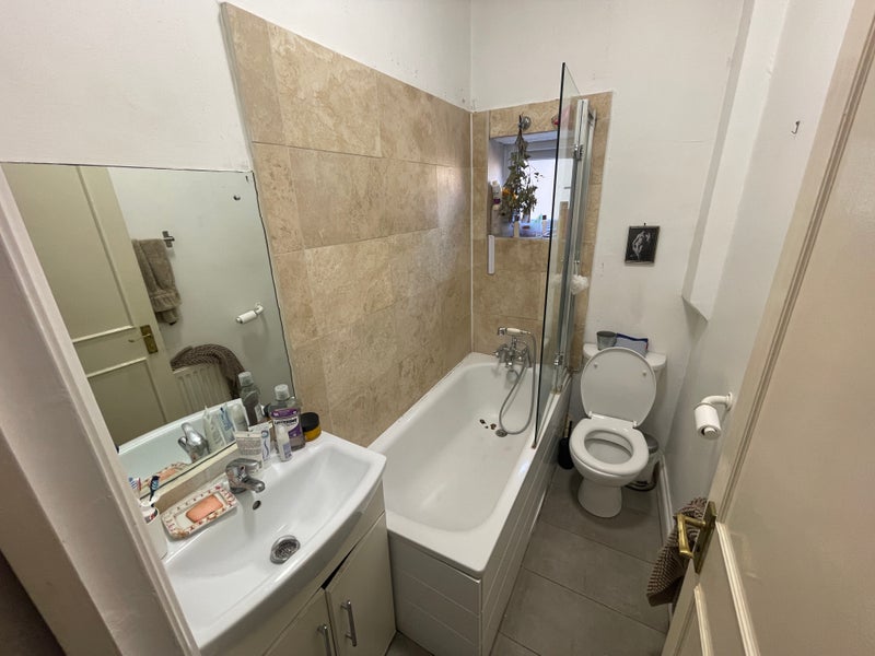 Room Manor Road in Greater London