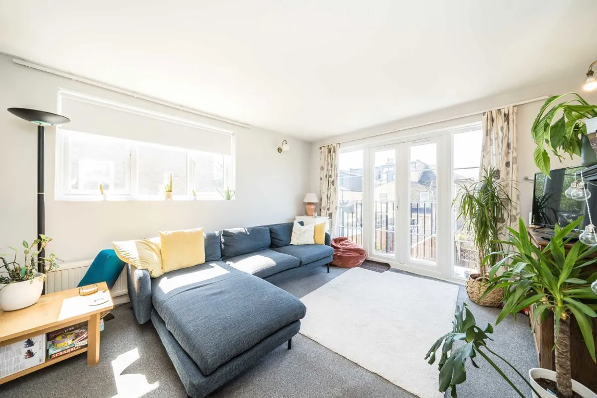 Flat Laitwood Road in Greater London