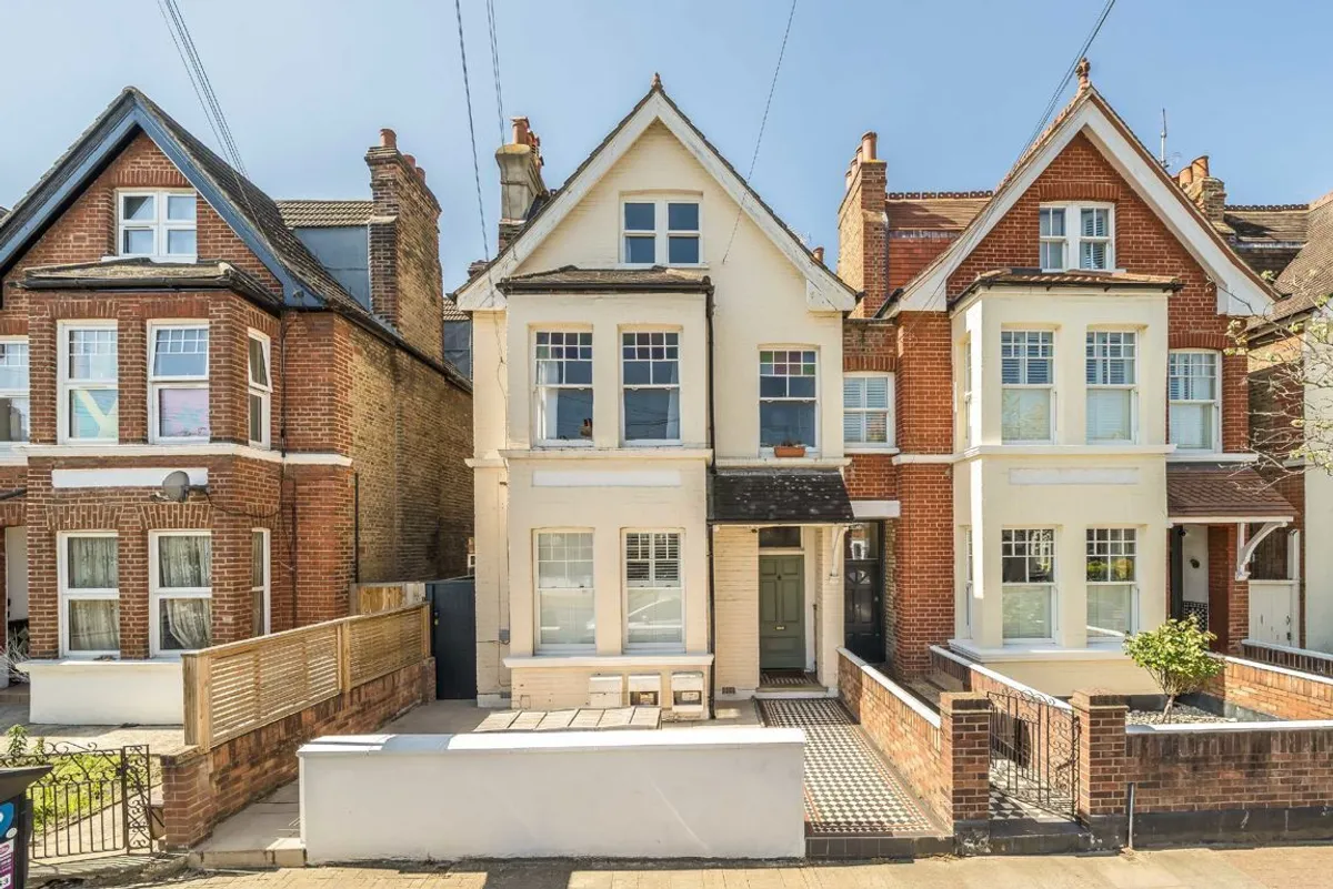 Flat Laitwood Road in Greater London