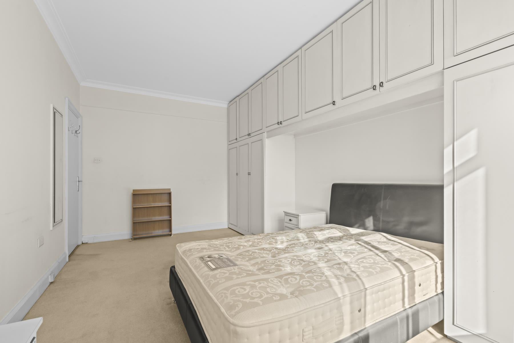 Flat Cerney Mews in City of Westminster