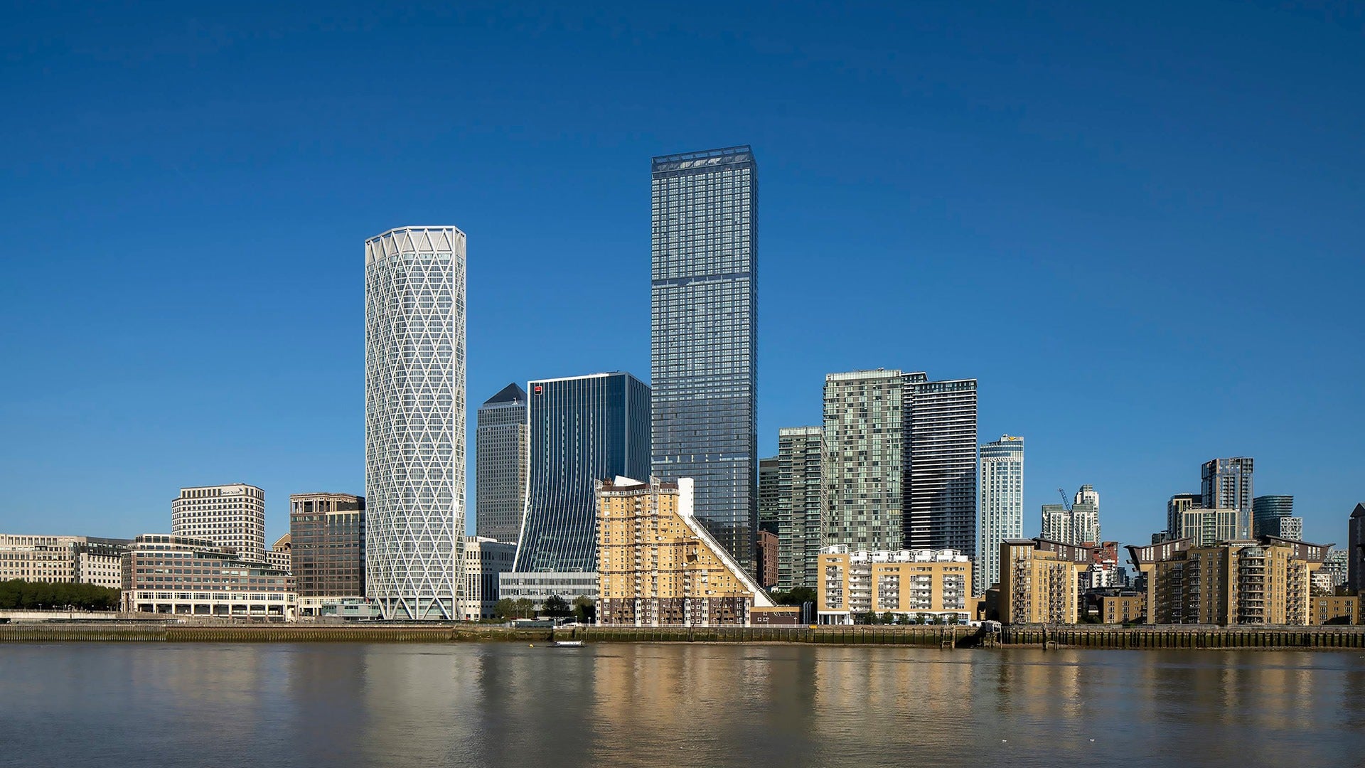 Flat Marsh Wall in Greater London