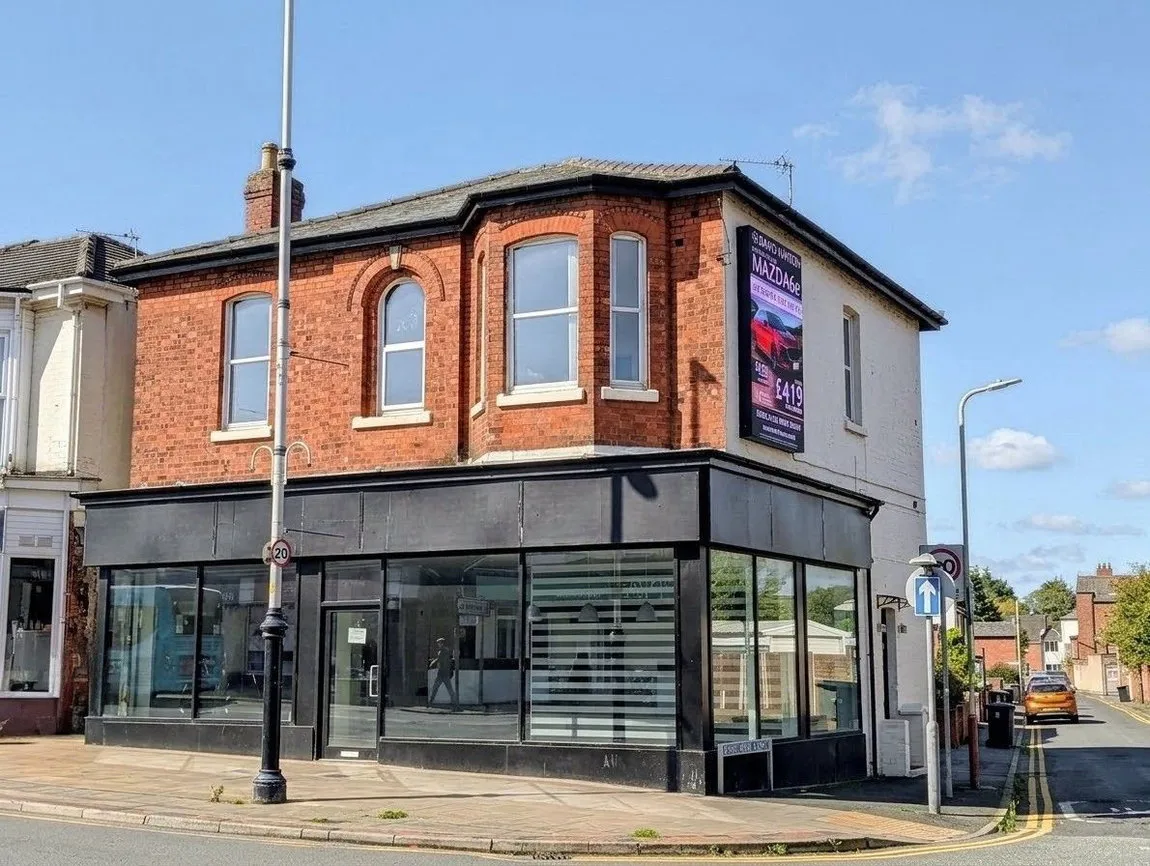 Flat Eastbank Street in Southport