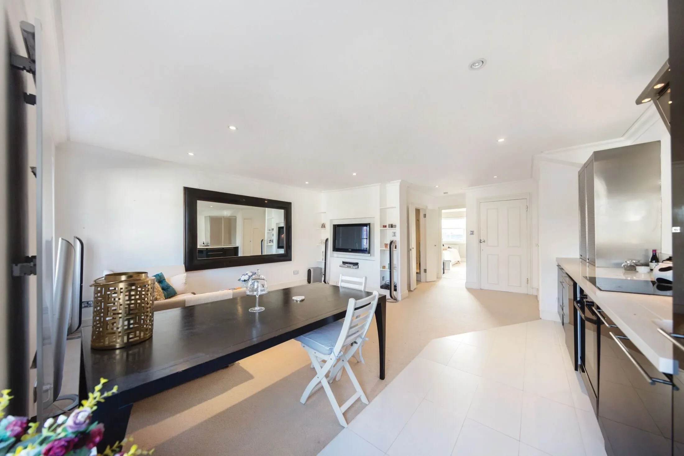Flat Yeoman's Row in Greater London