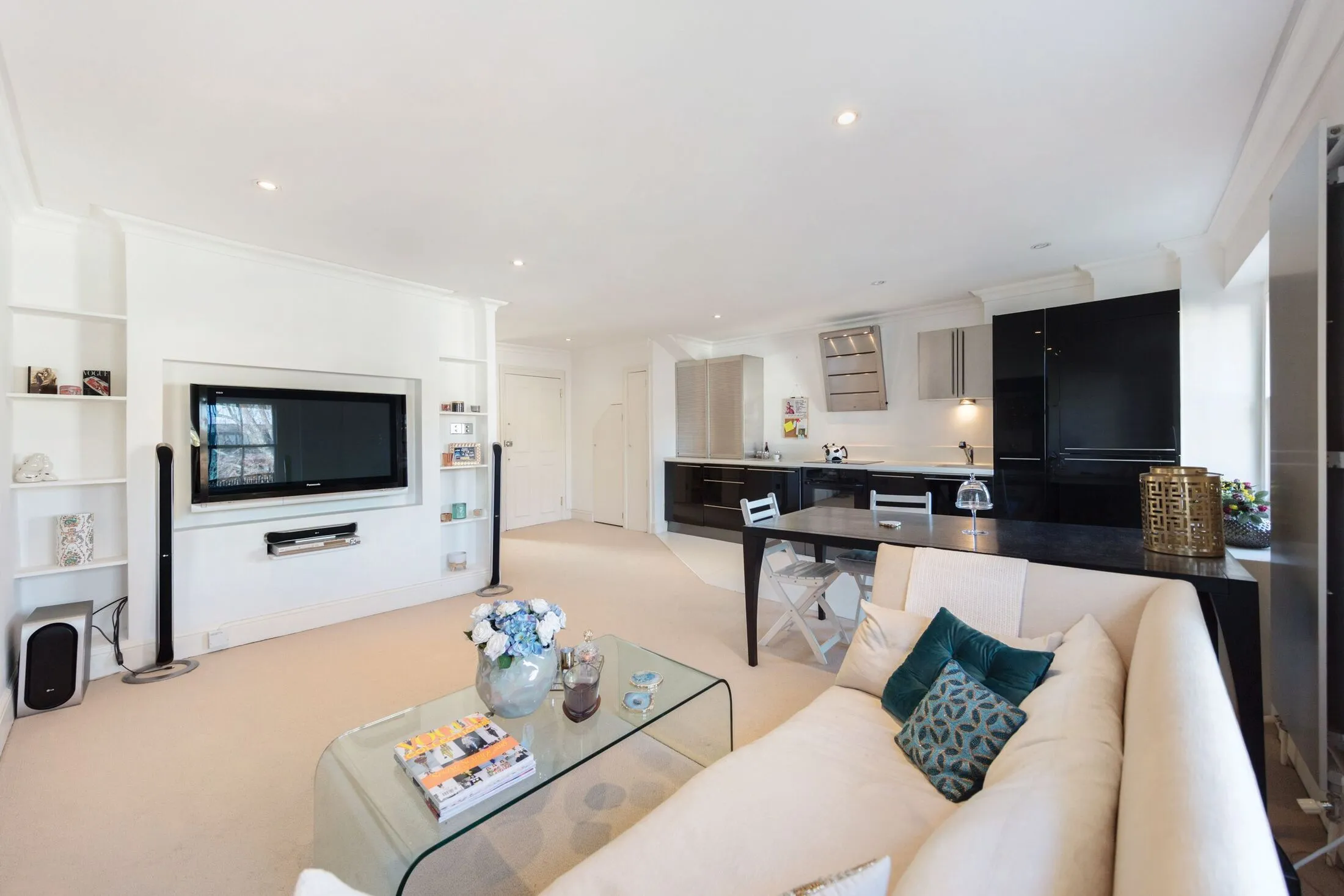Flat Yeoman's Row in Greater London