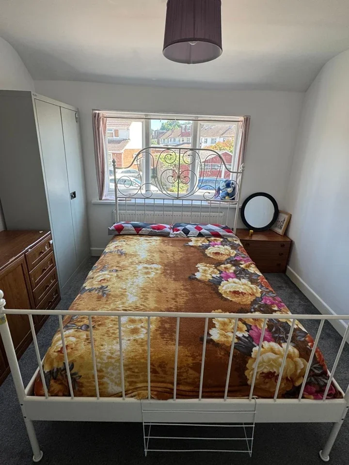 Room West Avenue in Crawley