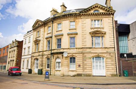 Flat Commercial Road in Gloucester