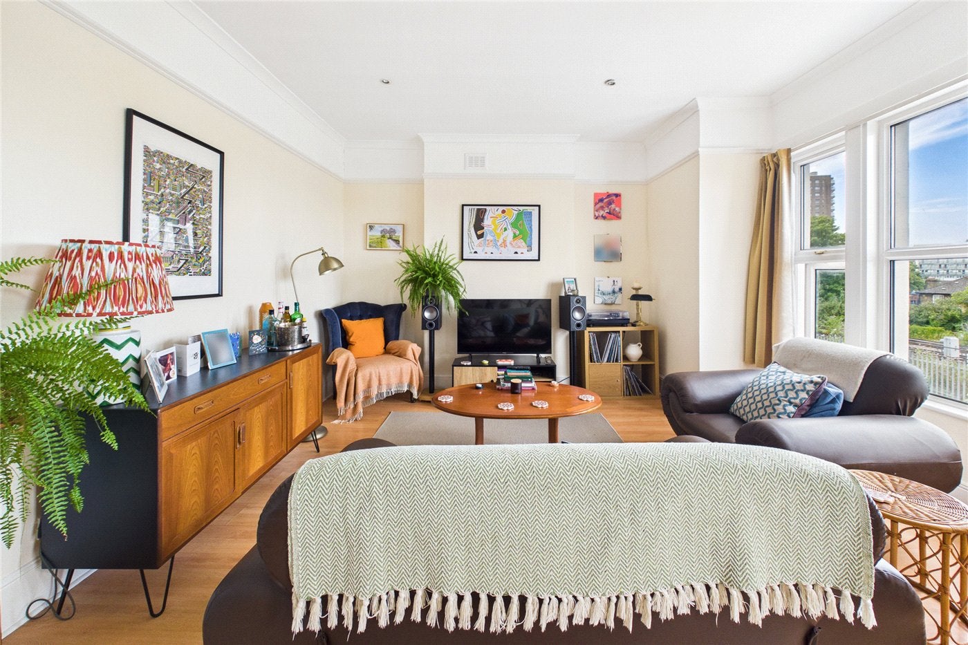 Room Shardcroft Avenue in Greater London