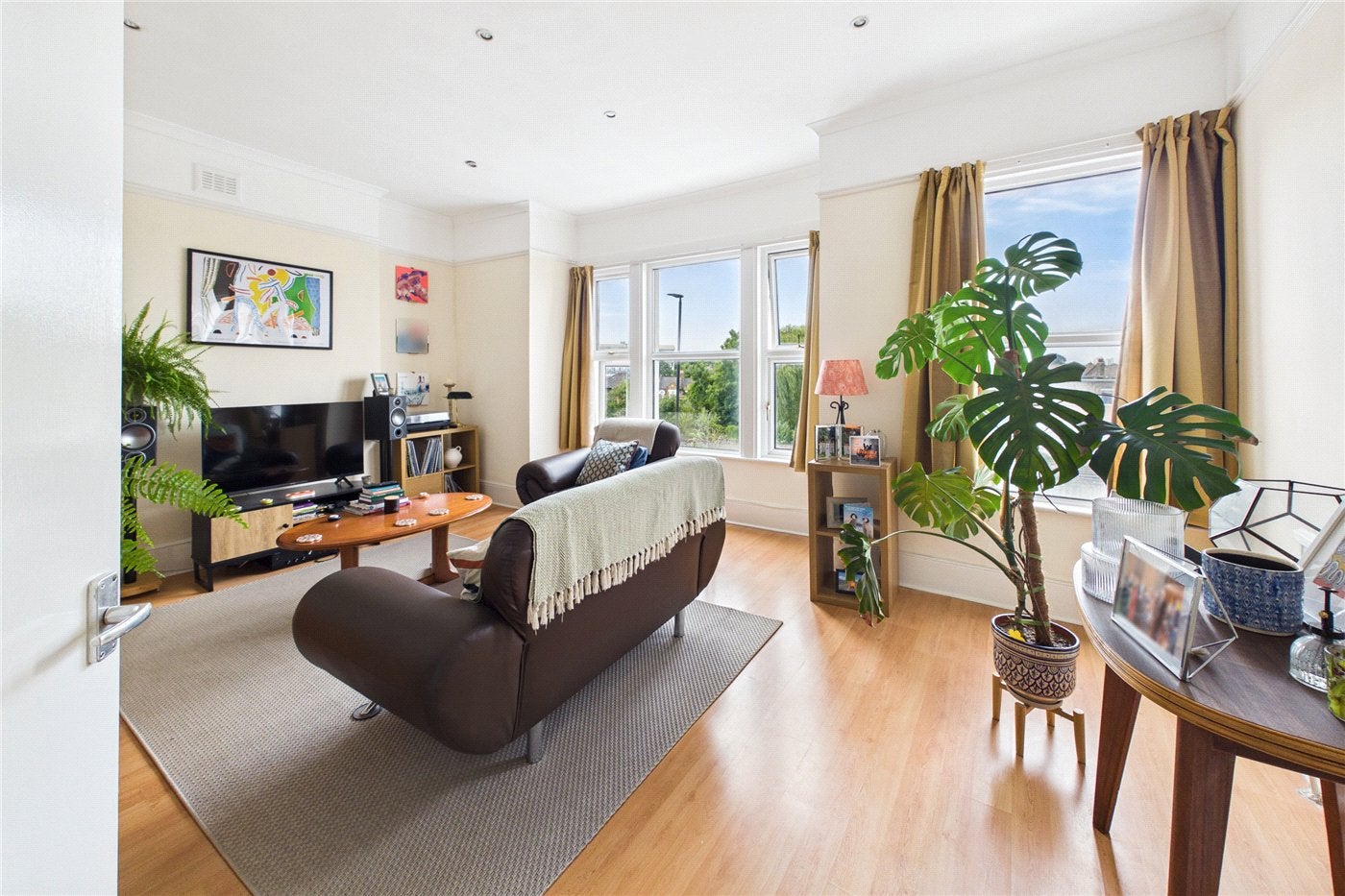 Room Shardcroft Avenue in Greater London