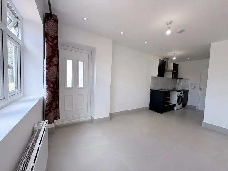 Flat Berwick Road in Greater London