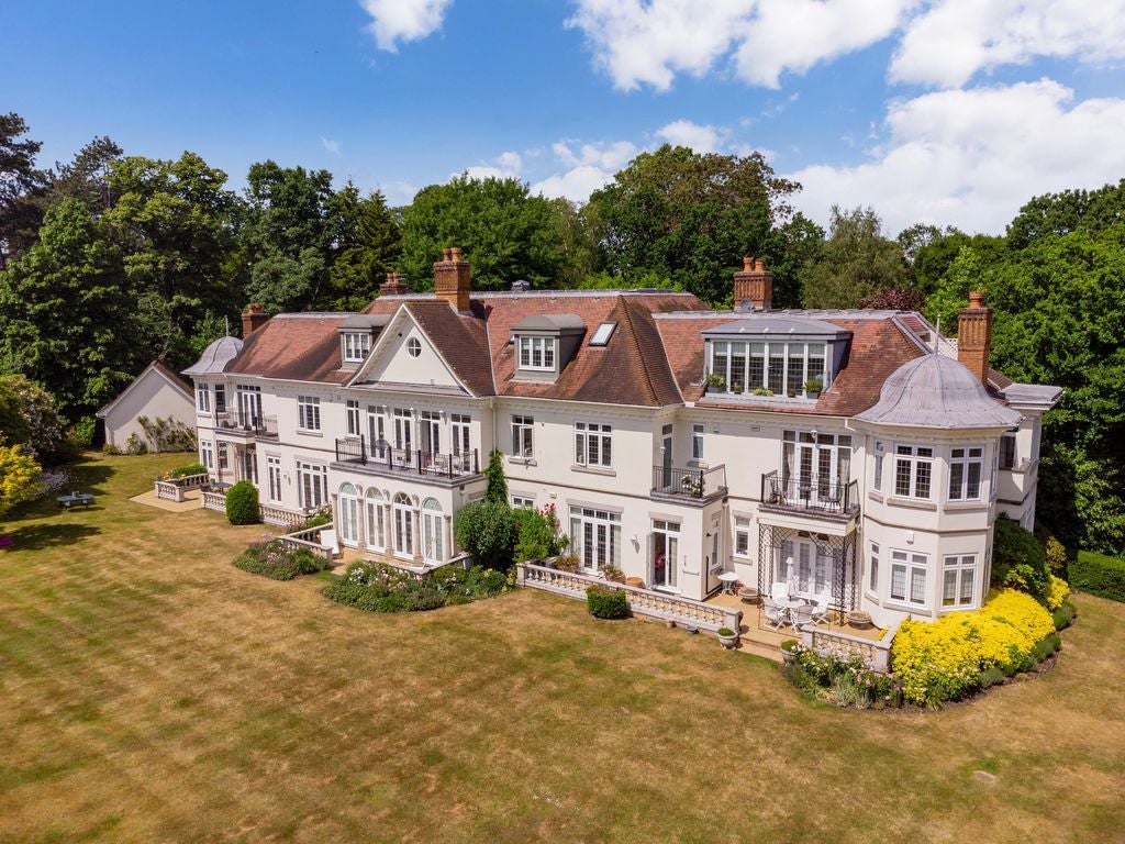 Flat Priory Road in Sunningdale