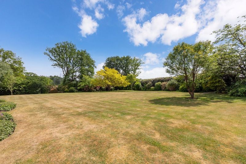 Flat Priory Road in Sunningdale
