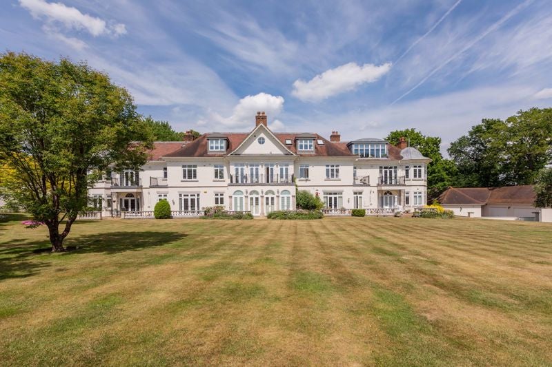 Flat Priory Road in Sunningdale