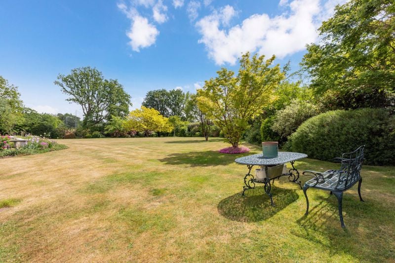 Flat Priory Road in Sunningdale